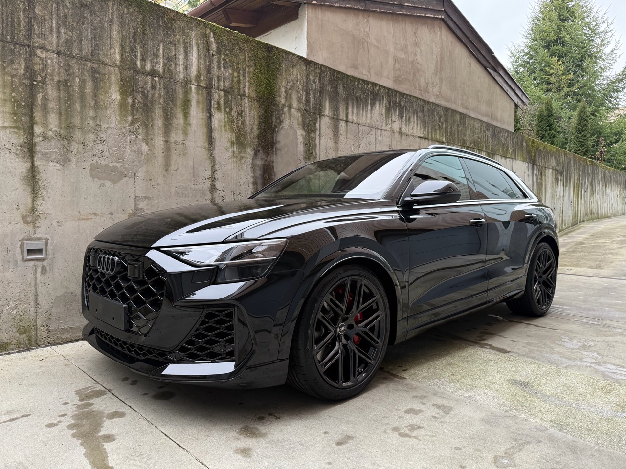 Audi RS Q8 pri betónovej stene