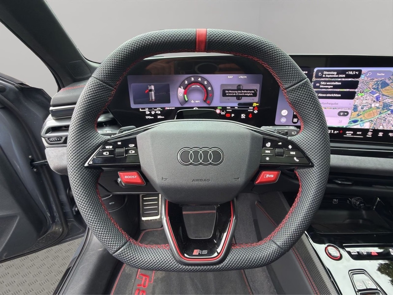 Detail volantu Audi RS s červeným prešívaním