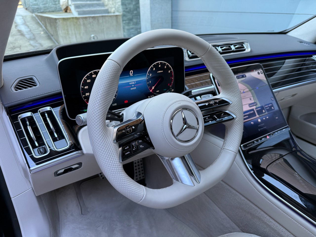 Svetlý volant a palubná doska Mercedes-Benz, fotografia Auto Maják