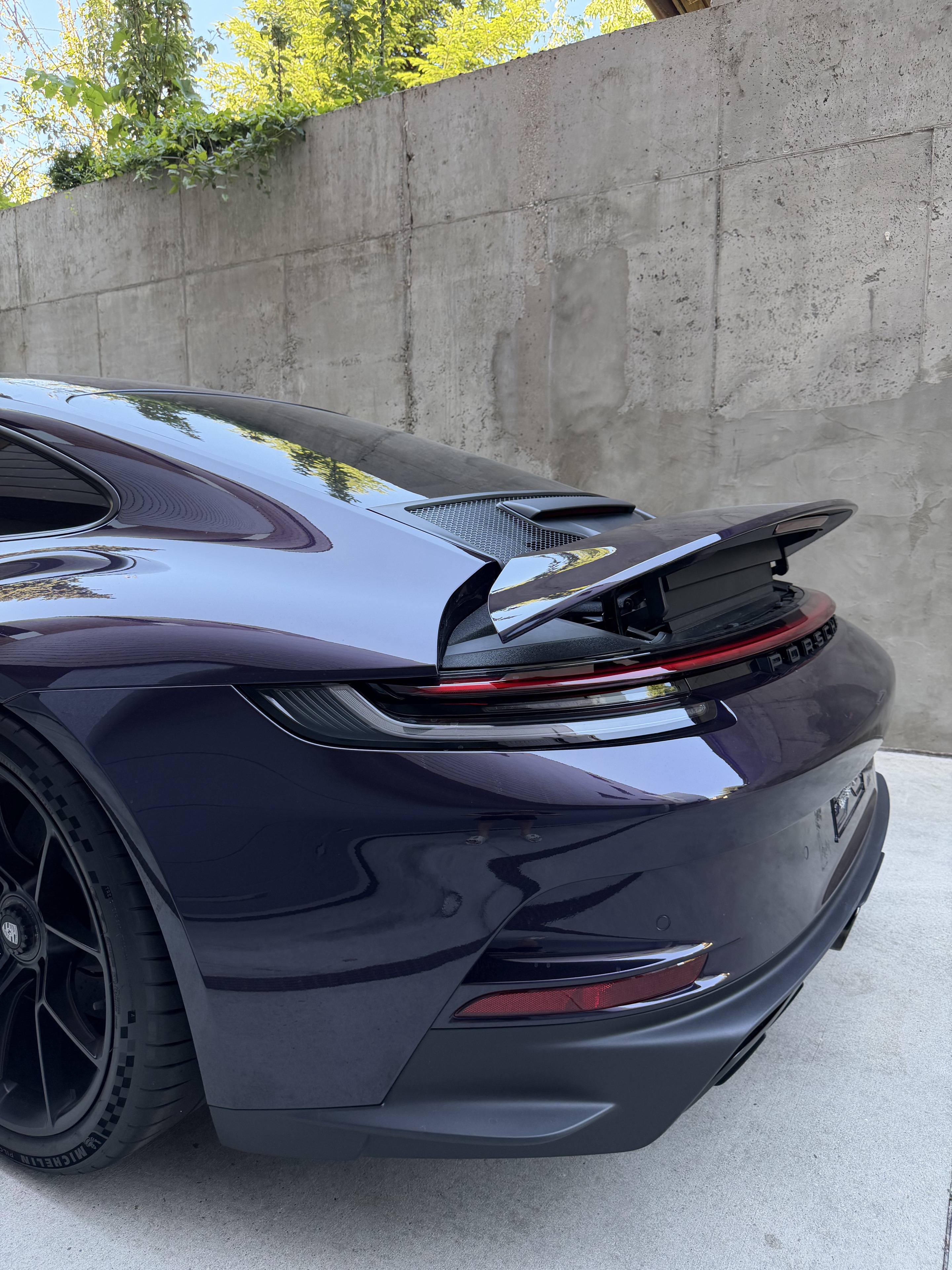 Detail zadnej časti Porsche so spojlerom, fotografia Auto Maják
